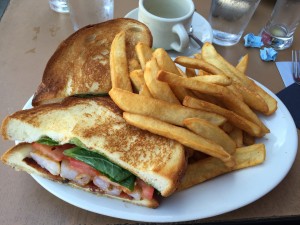 Das Shrimp and BLT-Sandwich im Griddle.