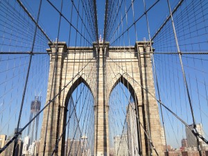 Die Brooklyn Bridge bei schönstem New Yorker Wetter.
