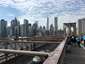 One World Trade Center und die Brooklyn Bridge.