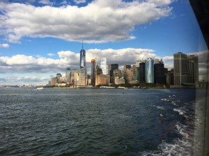 Lower Manhattan von der Staten Island Ferry aus gesehen.