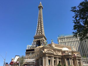 Der Eifelturm vor dem Hotel Paris Las Vegas ist exakt halb so groß, wie das Original.