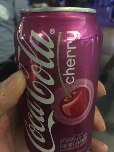 Bei uns in Deutschland kaum zu bekommen, in den USA sehr beliebt, die Cherry Coke.